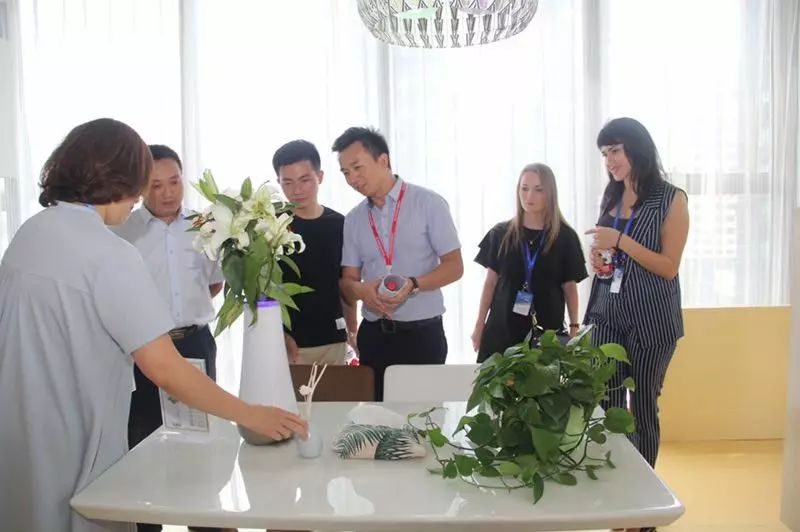 戰斗民族的問候：俄羅斯優秀青年、企業家代表團來智能家居參觀訪問1.jpg